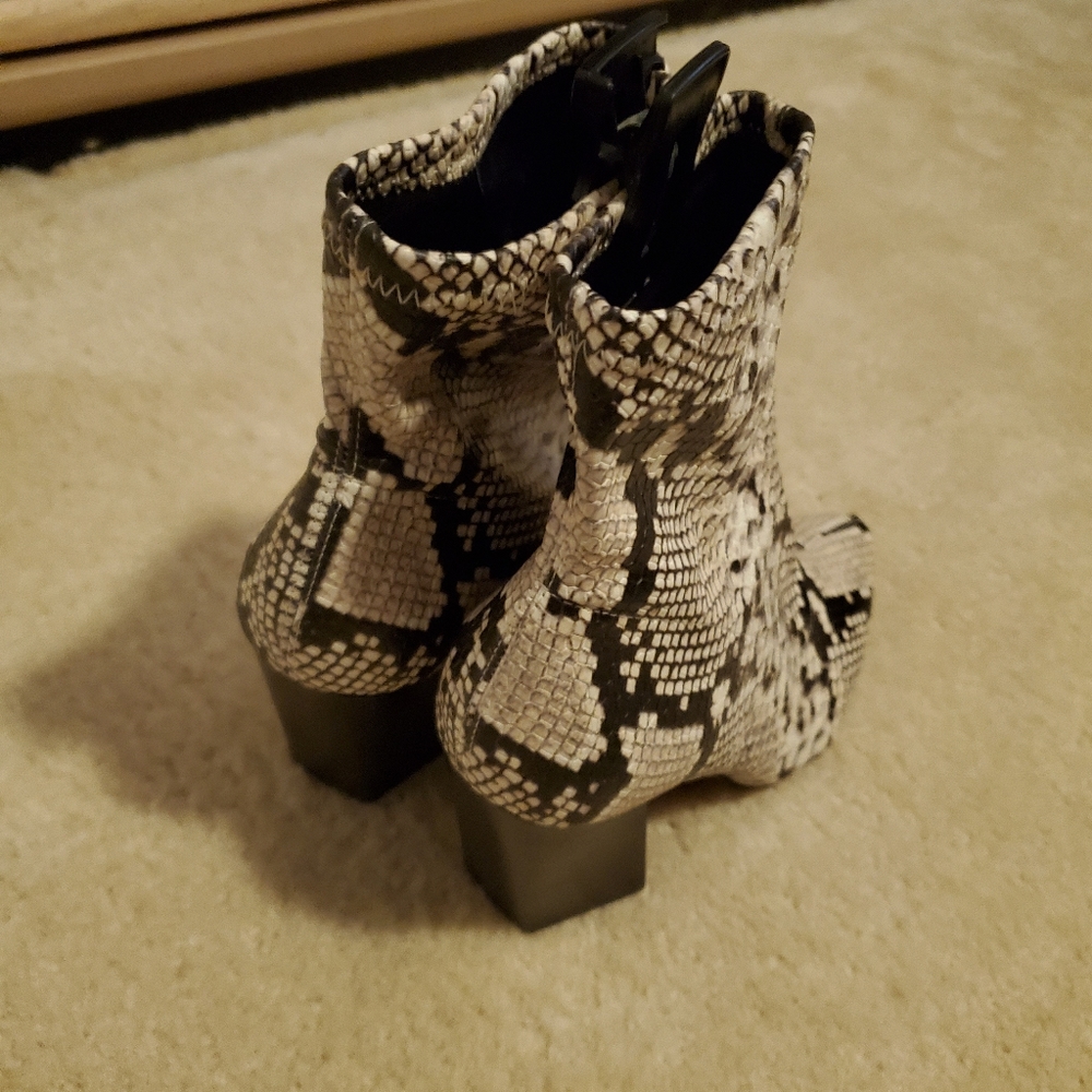 NEW VInce Camuto Snake Print booties - Picture 4 of 6
